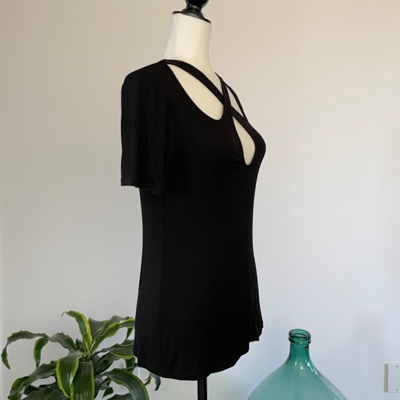** SOLD ** NWOT Black keyhole peekaboo shirt - Sz M - Picture 2 of 7